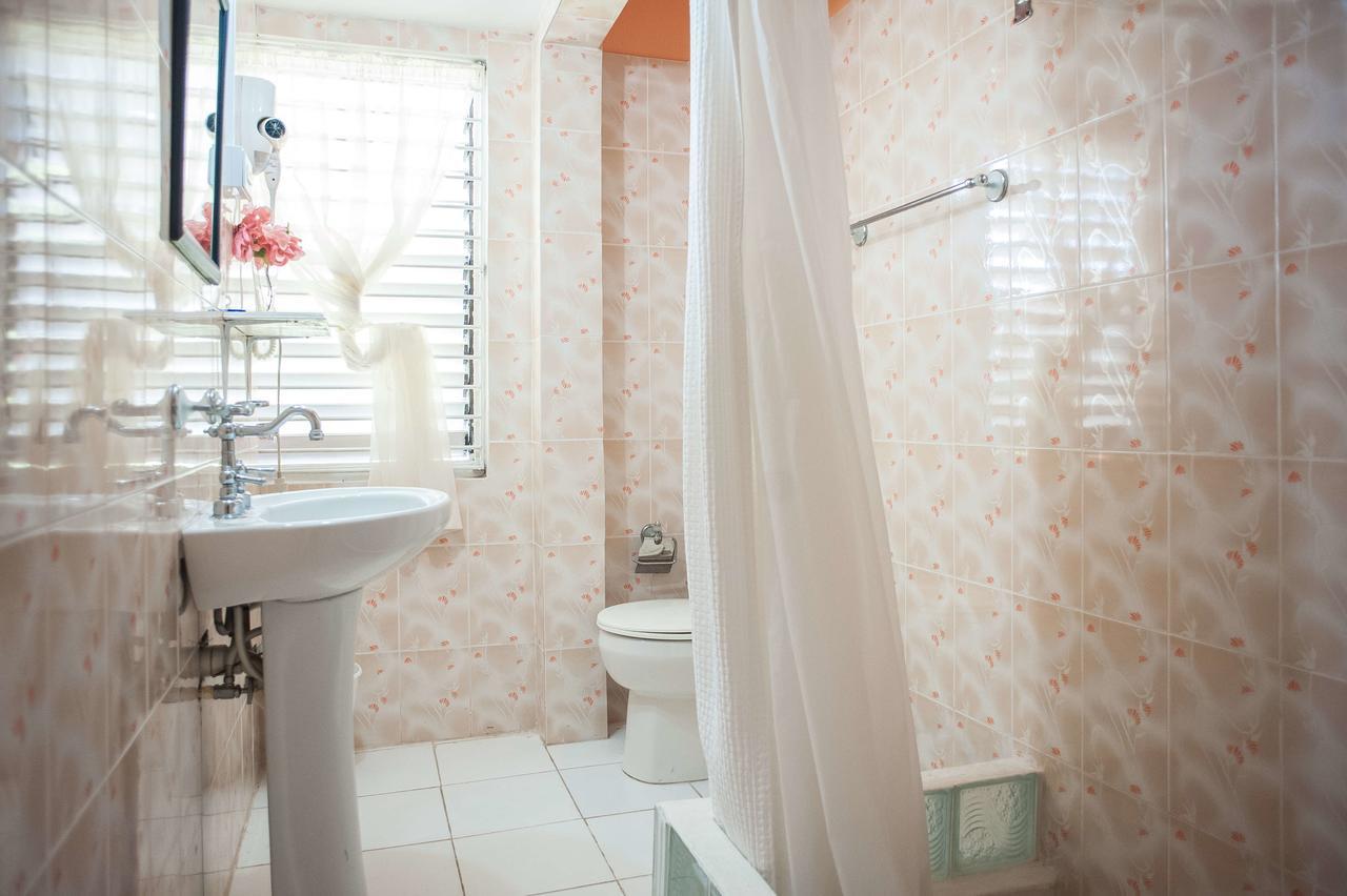 Diamond Villa Guest House 몬테고 베이 외부 사진