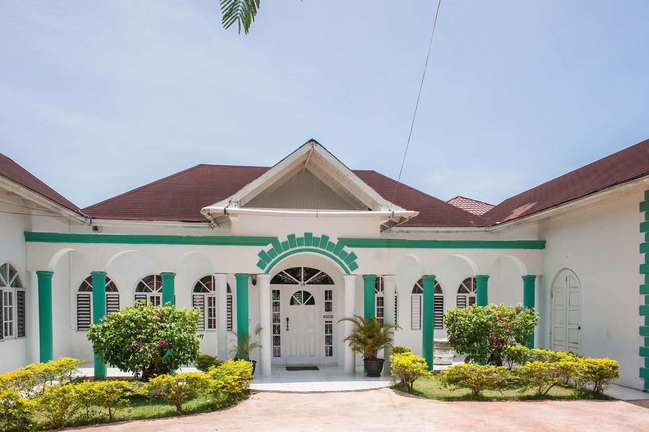 Diamond Villa Guest House 몬테고 베이 외부 사진