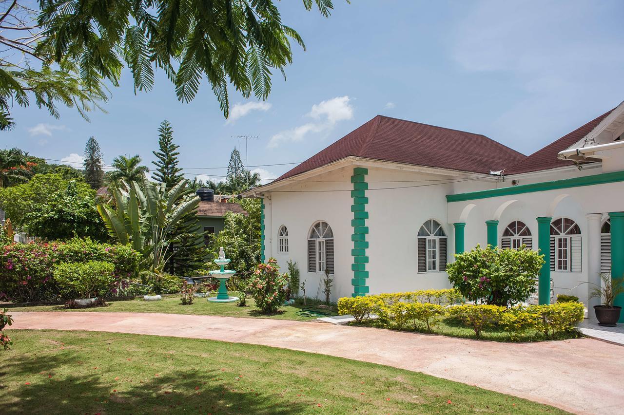 Diamond Villa Guest House 몬테고 베이 외부 사진