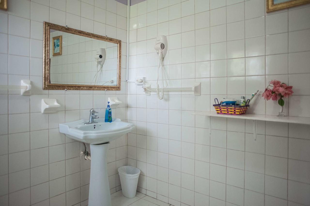 Diamond Villa Guest House 몬테고 베이 외부 사진