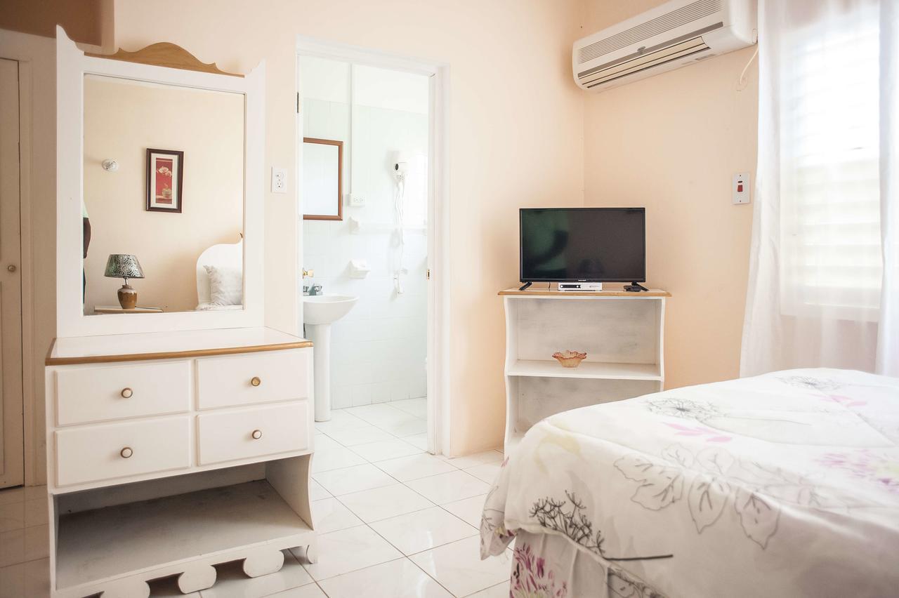 Diamond Villa Guest House 몬테고 베이 외부 사진